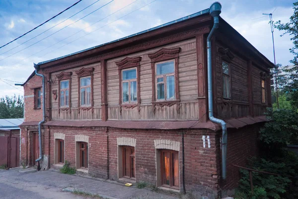 Antiga casa tradicional russa vintage em Voronezh com pl de madeira — Fotografia de Stock