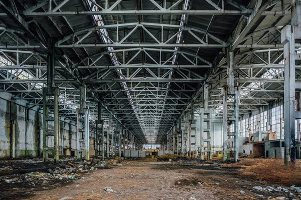 Gran nave industrial abandonada con basura. Excavadora Voronezh — Foto de Stock