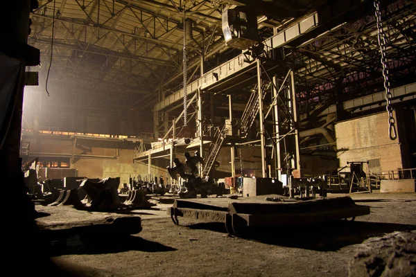 Scuro abbandonato arrugginito rovinato interni industriali di notte. Voron — Foto Stock