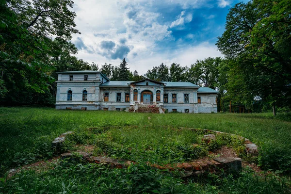 Antigua mansión abandonada en Turmasovo pueblo, región de Tambov —  Fotos de Stock