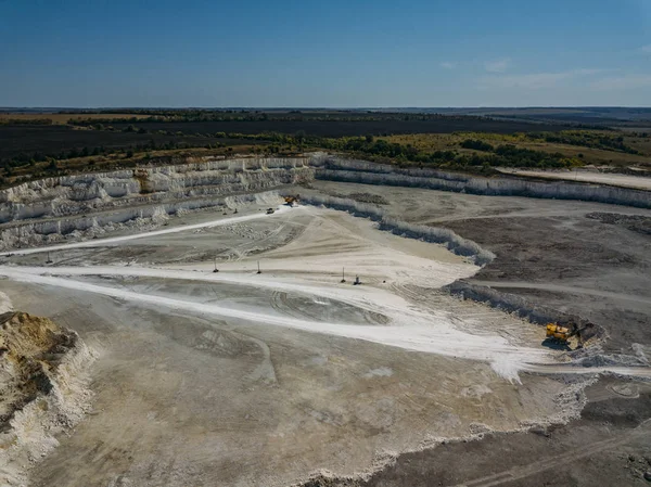 Öppna kalkhaltig Quarry, utsikt från drönare — Stockfoto
