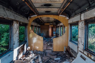 Eski terk edilmiş kırık demiryolu vagonunun iç