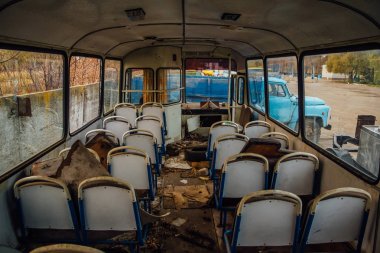 Eski terk edilmiş paslı kırık Sovyet otobüs içinde