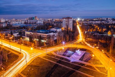 Gece Voronej, uçağın yakınındaki yol kavşak halkası havadan görünümü 