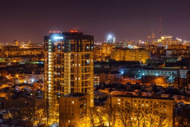 Voronej gece kentinde modern yüksek katlı konut binası