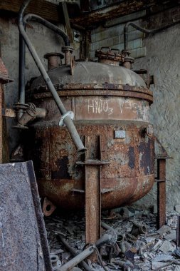 Terk edilmiş fabrikada nitrik asit için paslı endüstriyel konteyner