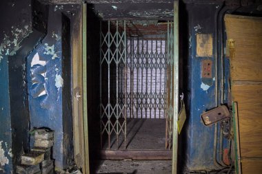 Terk edilmiş fabrikada hizmet asansörü çalışmıyor