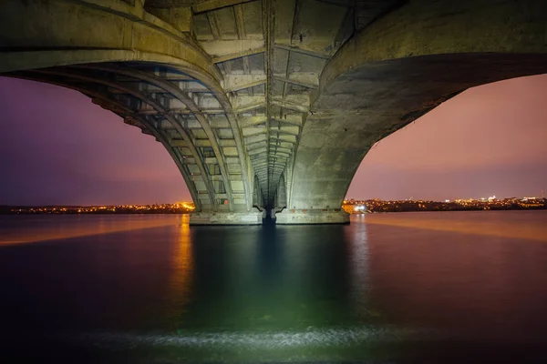 Sous le pont Vogresovsky à travers la rivière Voronej la nuit — Photo