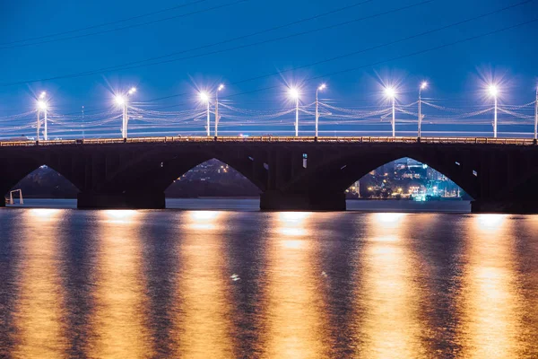 Pont Tchernavski sur la rivière Voronej Illuminé par la rue vive — Photo