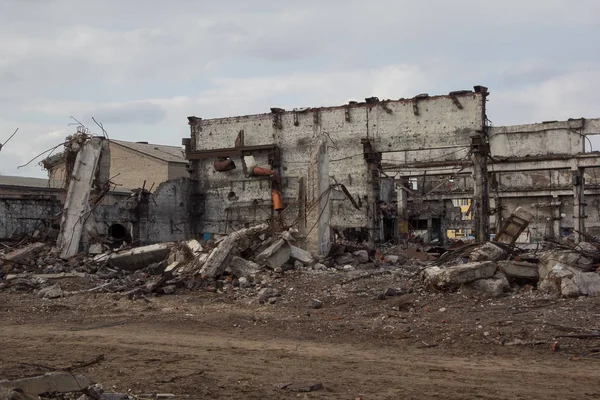 Vernietigde industriële gebouwen, kan worden gebruikt als sloop, oorlog, — Stockfoto