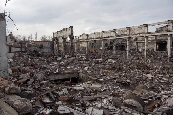 Уничтоженные промышленные здания, может быть использован как снос, война , — стоковое фото