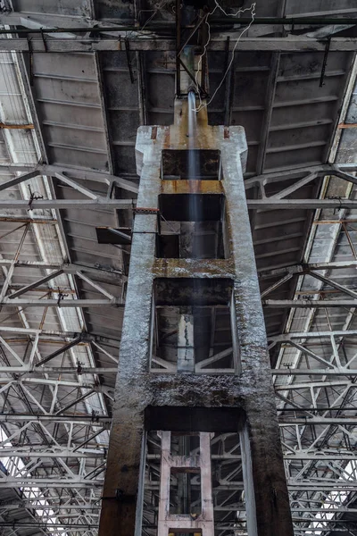 Rain in rotten abandoned large industrial hall. Water flows from — Stock Photo, Image