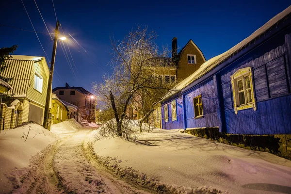 Laagbouw privé huis in Voronezh voorsteden in de winter nacht — Stockfoto