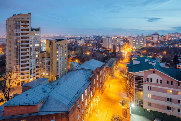 Повітряна думка нічного Воронезького центру міста. Воронезький міський пейзаж — стокове фото