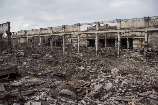 Edificios industriales destruidos, pueden ser utilizados como demolición, guerra , — Foto de Stock