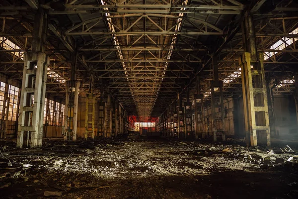 쓰레기와 큰 버려진 산업 홀에서 밤. 보로네시 — 스톡 사진
