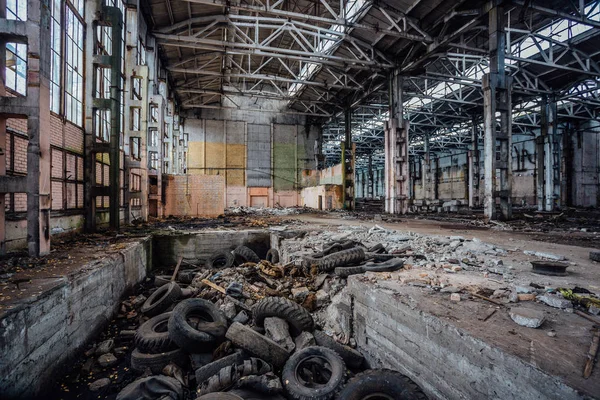 Spazzatura di pneumatici in un capannone industriale abbandonato. Ex Voronezh exca — Foto Stock
