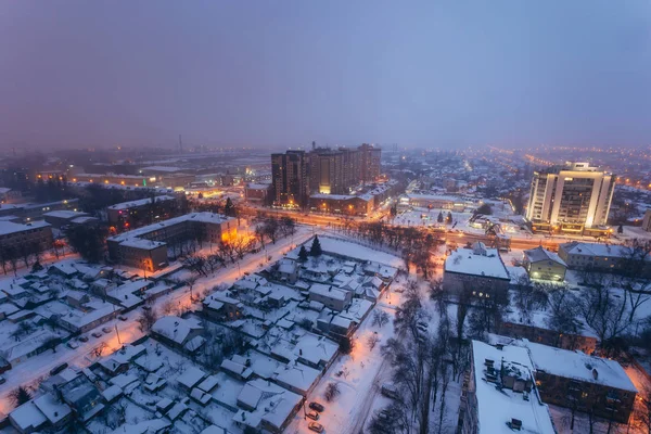 Mlha, sněhová bouře v zimní noci ve Voronezhu. Letecký pohled — Stock fotografie