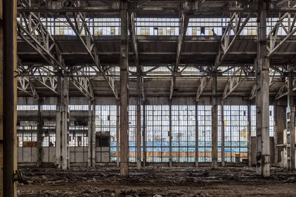 Verlassene große Industriehalle mit Müll. Woronesch-Bagger — Stockfoto