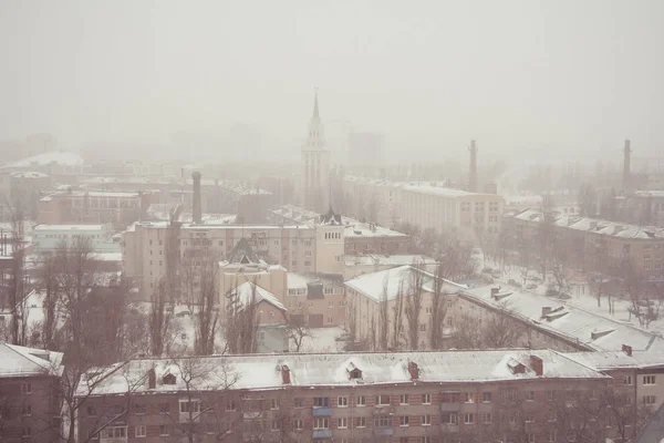 Mistige besneeuwde winterdag in Voronezj. Luchtfoto — Stockfoto