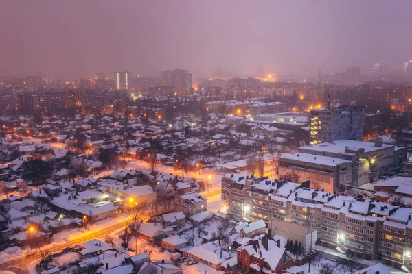 Nevoeiro, tempestade de neve na noite de inverno em Voronezh. Vista aérea — Fotografia de Stock
