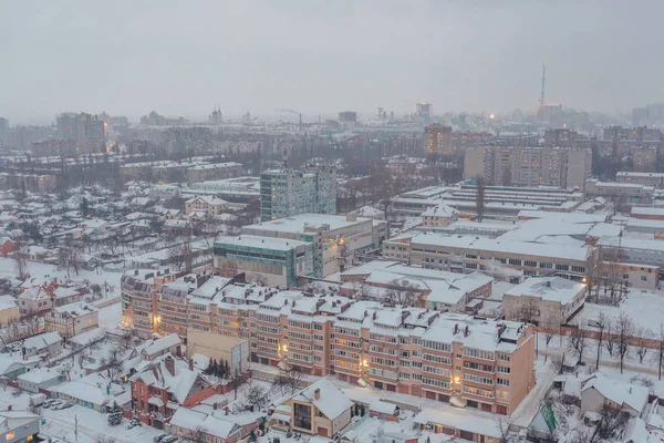 Nevoeiro, tempestade de neve no dia de inverno em Voronezh. Vista aérea — Fotografia de Stock