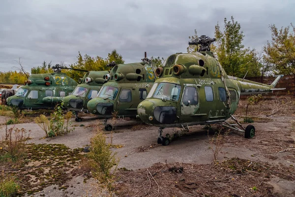 Verlassene russische Militärhubschrauber auf verfallenem Militärflugzeug — Stockfoto