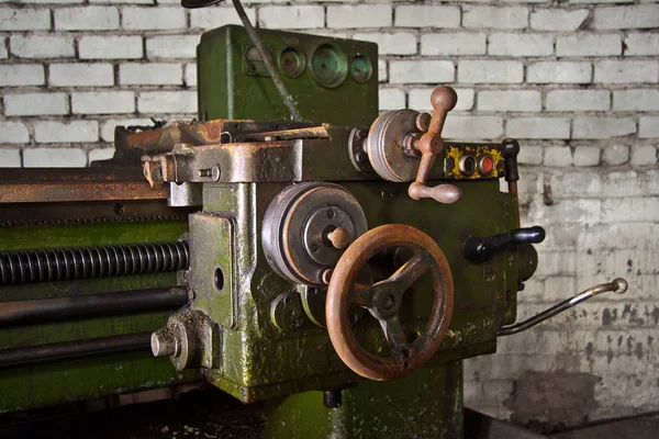 Máquina-ferramenta industrial velha. Equipamento de metal enferrujado em abandonado — Fotografia de Stock