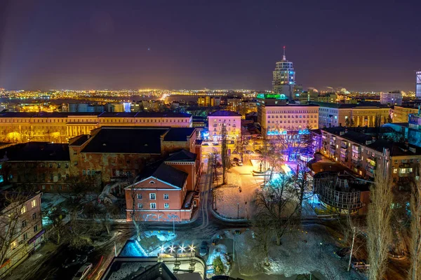 Vista panorâmica da paisagem urbana noturna do inverno da cidade de Voronezh, h — Fotografia de Stock
