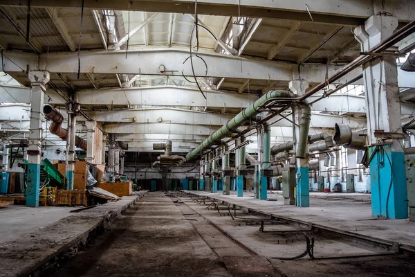 Porzucona fabryka opon. Hala przemysłowa z pozostałością kosmetyczn — Zdjęcie stockowe
