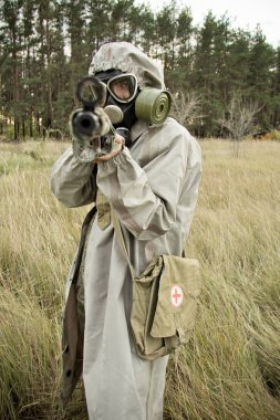 Gaz maskeli ve koruyucu giysili bir adam. Stalker bir