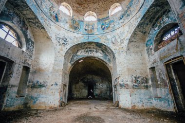 Terk edilmiş kilisenin içi. Harap terk edilmiş Interc Kilisesi