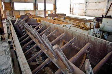 Terk edilmiş fabrikada eski paslı harap makine ve mekanizma