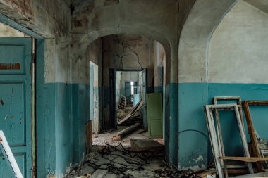 Eski terk edilmiş hastanenin karanlık ve ürpertici koridoru