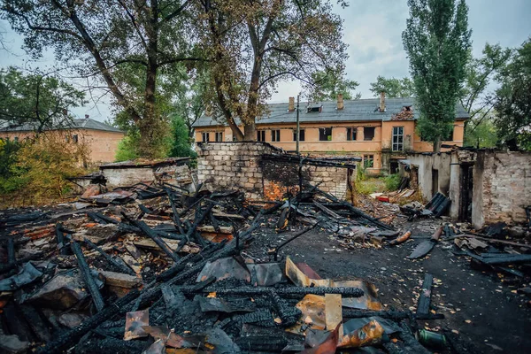 Casa de madera completamente quemada en destruido por el distrito de incendios de — Foto de Stock