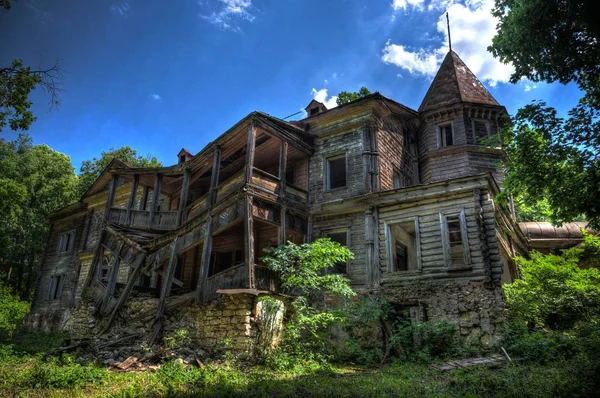 Assustador assombrado podre abandonado palácio de madeira. Antiga mansão de — Fotografia de Stock