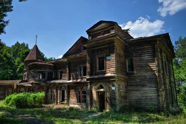 Assustador assombrado podre abandonado palácio de madeira. Antiga mansão de — Fotografia de Stock