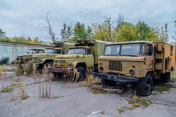 Caminhões militares abandonados na base militar abandonada — Fotografia de Stock