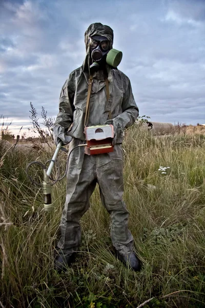 Радиационный надзиратель в защитной одежде и противогазе с GE — стоковое фото