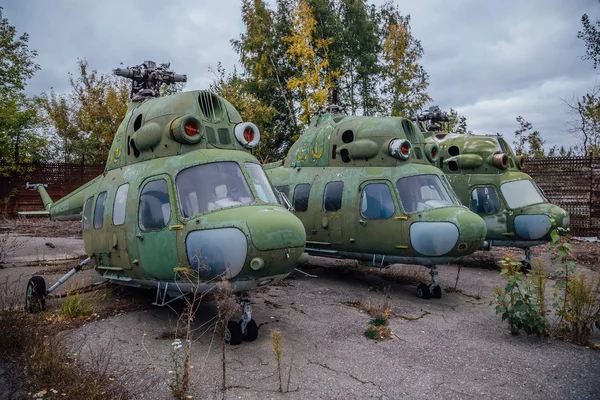 Verlassene russische Militärhubschrauber auf verfallenem Militärflugzeug — Stockfoto