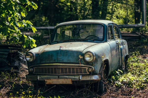 Παλιά σκουριασμένο κατάφυτο εγκαταλελειμμένο σοβιετικό ρετρό αυτοκίνητο — Φωτογραφία Αρχείου