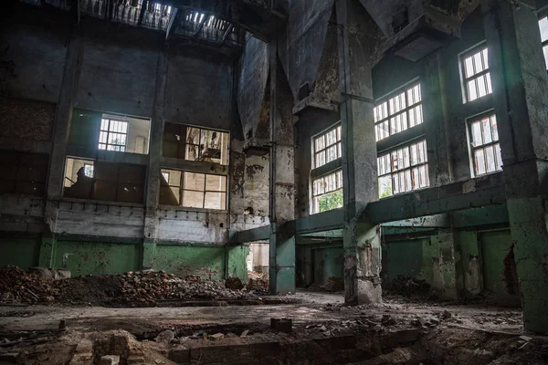 Зруйнований покинутий інтер'єр промислового залу — стокове фото
