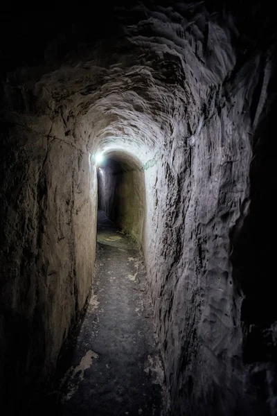 Passage souterrain sombre du vieux monastère de grotte calcaire — Photo