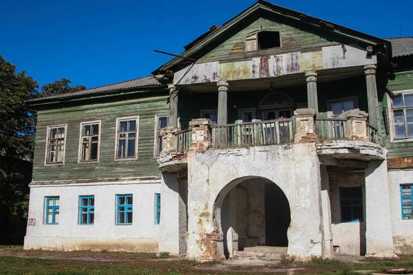Alte verlassene ehemalige losev Villa in Woronesch Region — Stockfoto
