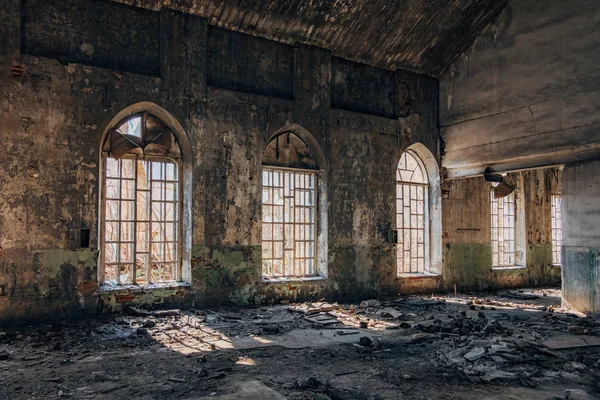 Edifício abandonado velho com janelas de lanceta quebradas dentro — Fotografia de Stock