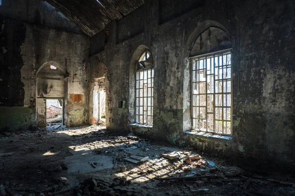 Edifício abandonado velho com janelas de lanceta quebradas dentro — Fotografia de Stock