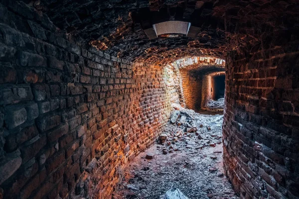 Alte unterirdische Wendeschleife ruinierte rote Ziegel historischer Gewölbetunnel — Stockfoto