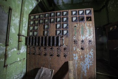 Terk edilmiş fabrika veya sığınakta eski paslı elektrik santrali