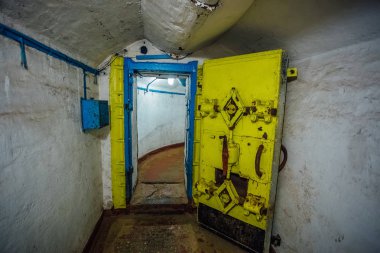 Sarı hermetik metal zırhlı kapı, Sovyet askeri girişi 