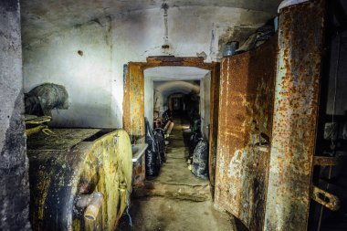 Büyük açıldı paslı metal zırhlı kapı, terk edilmiş Sov girişi